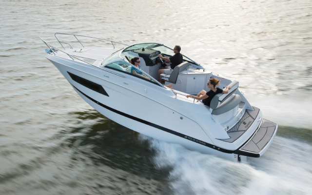 Four Winns V255, Year to be confirmed. Listing image