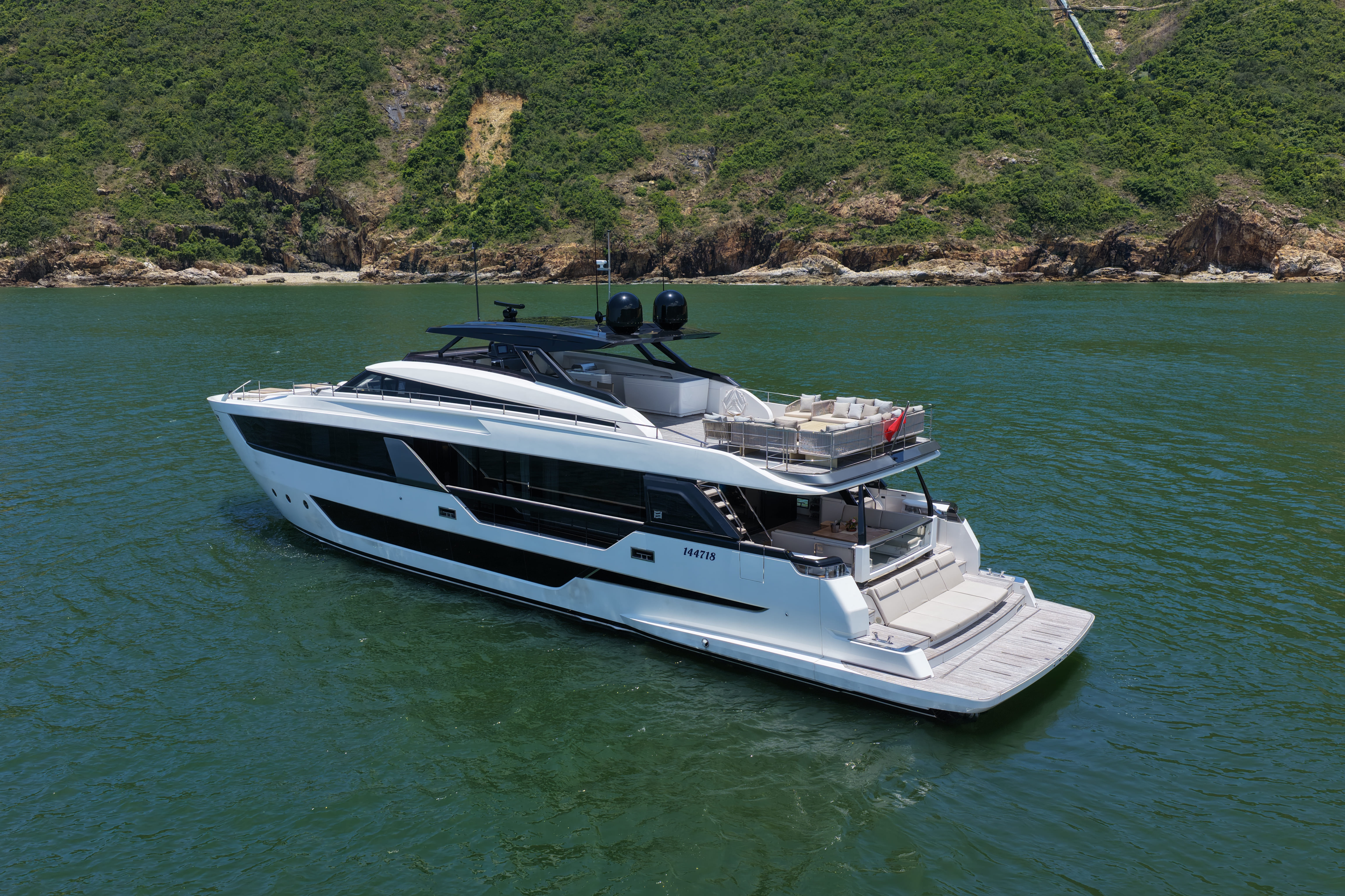 Ferretti 1000, кадр 4