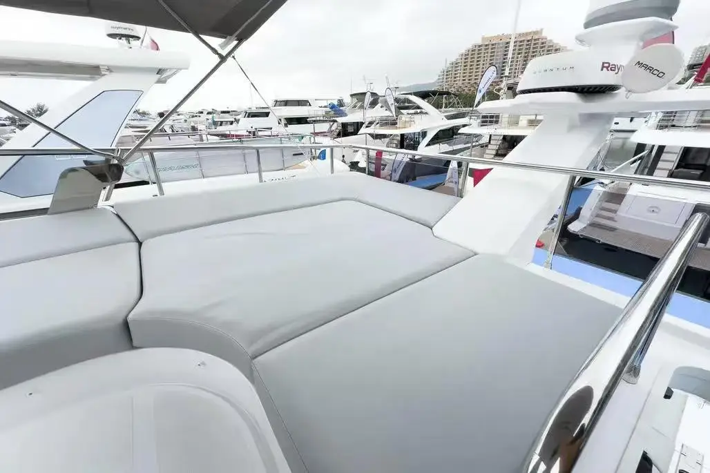 Azimut S6, кадр 4