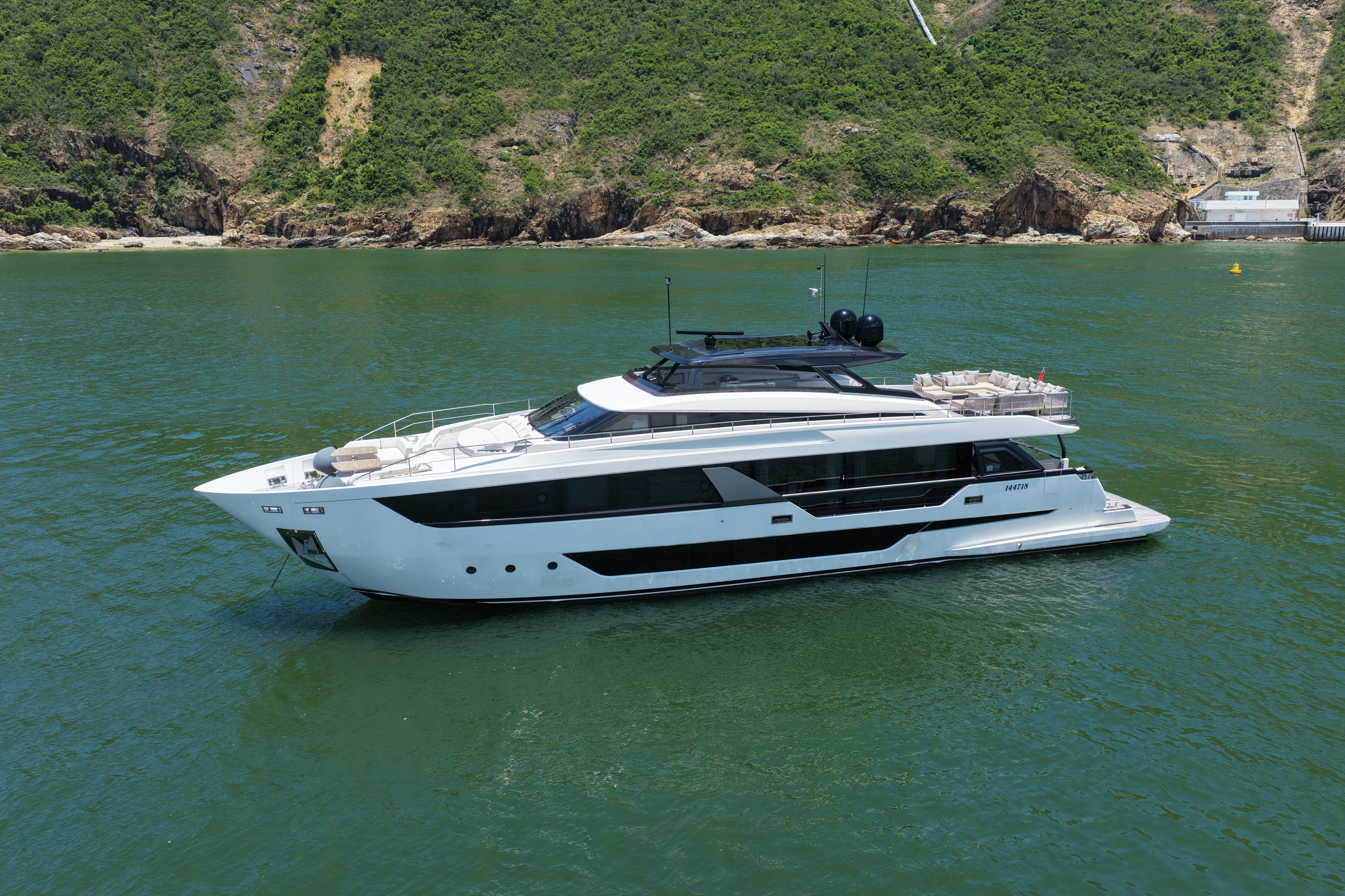 Ferretti 1000, кадр 3