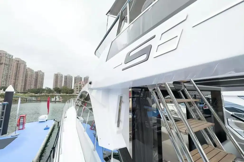 Azimut S6, кадр 3
