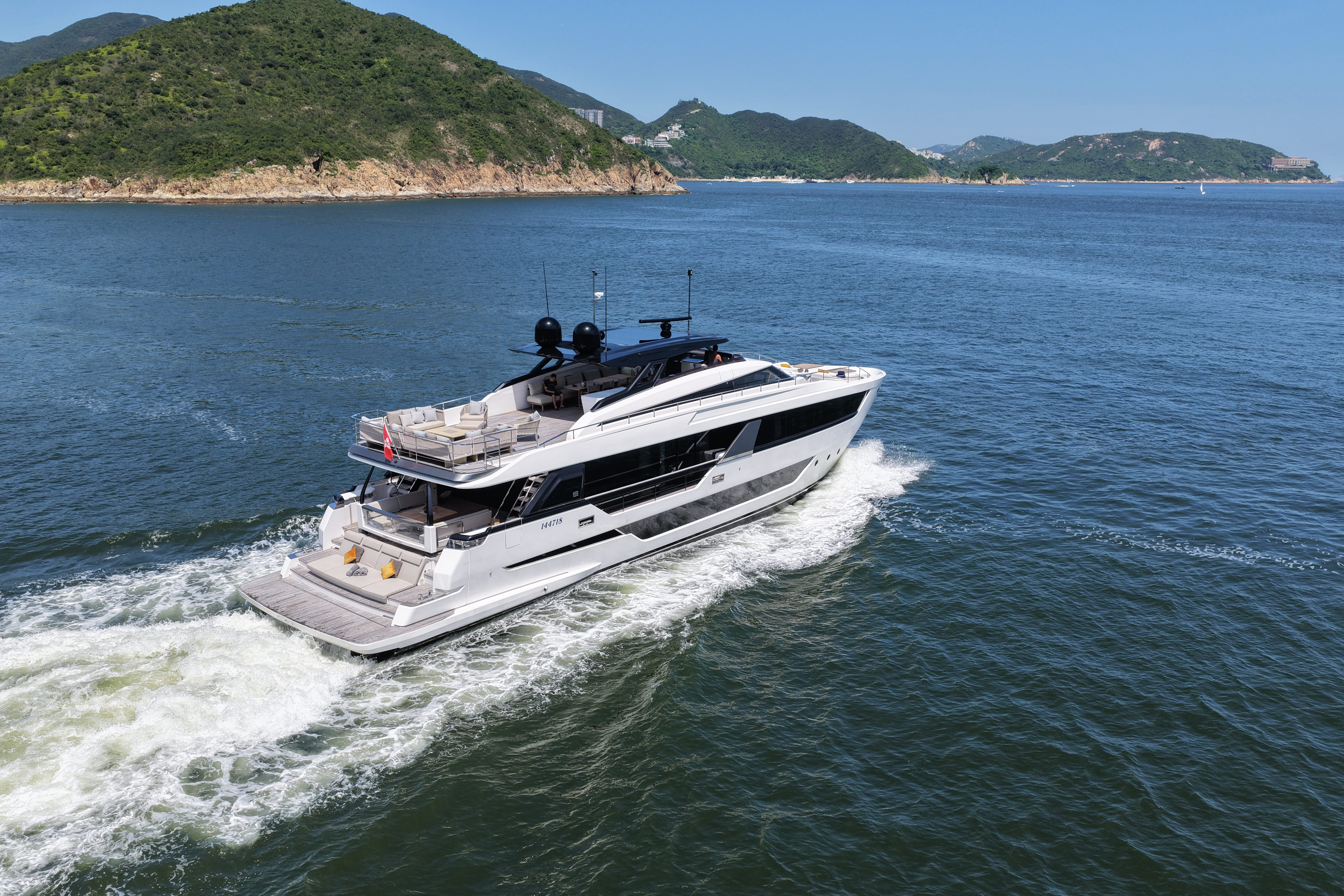 Ferretti 1000, кадр 2