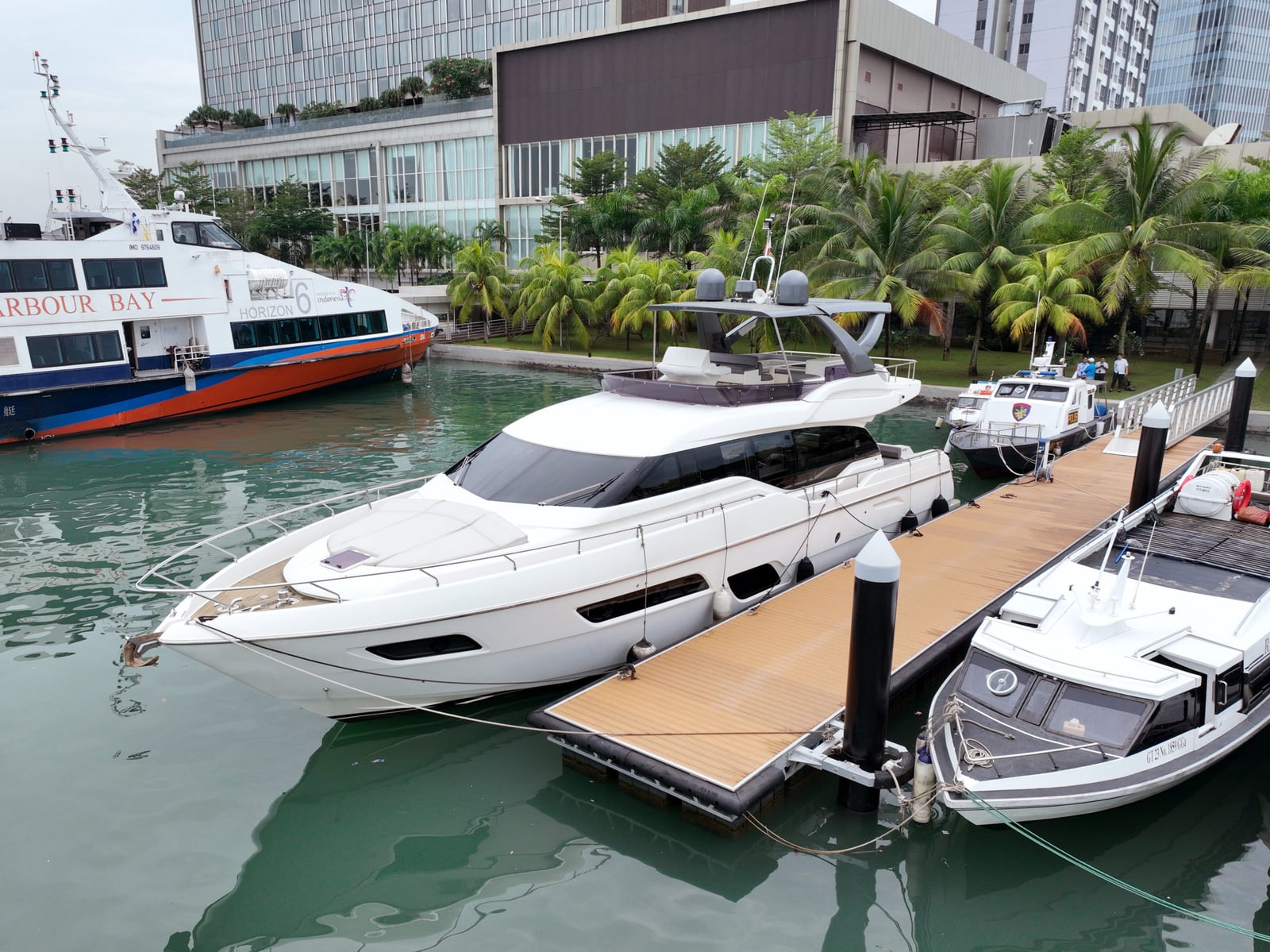 Ferretti 700, кадр 2