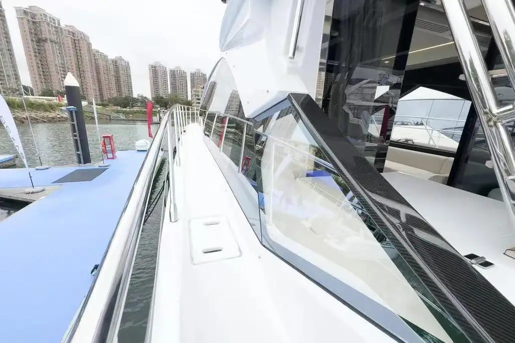 Azimut S6, кадр 2